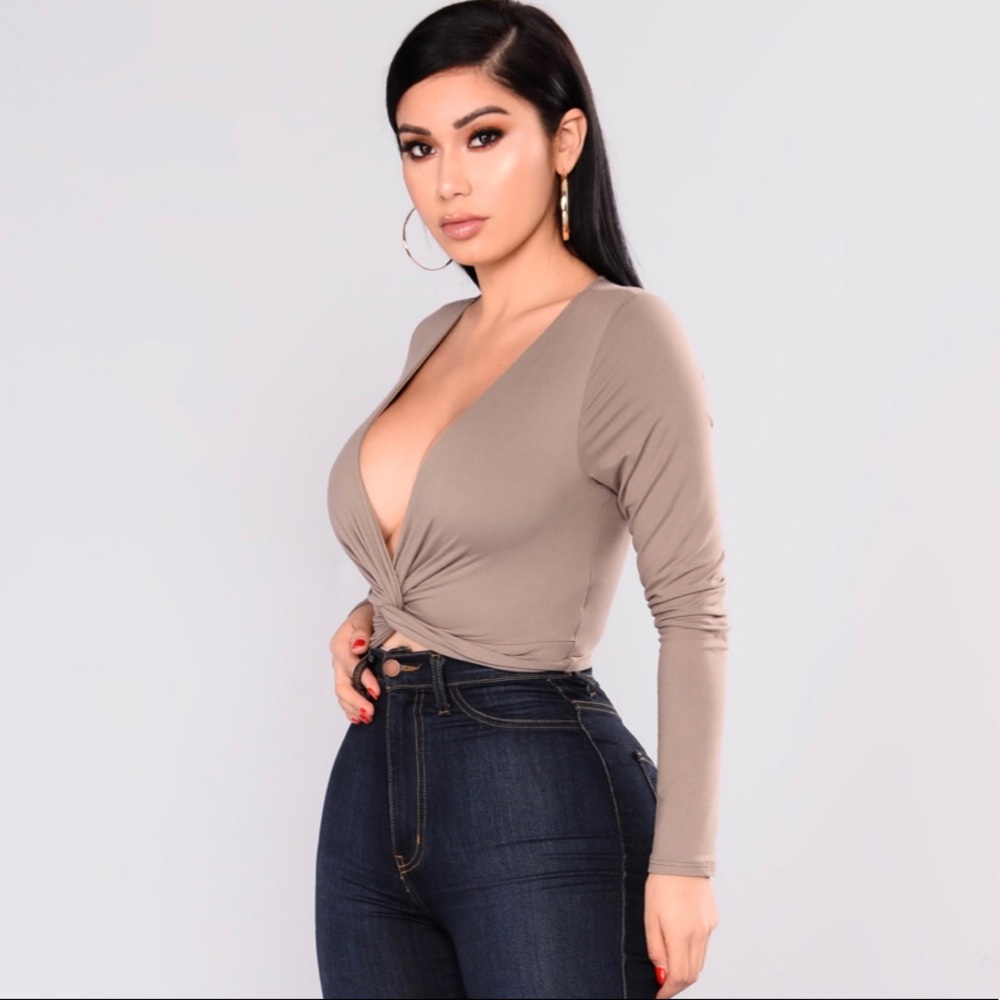 ‼️ ON SALE ‼️ Fashion Nova Twist Front Crop Top - Picture 3 of 5